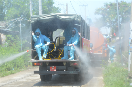 Bộ CHQS tỉnh BR – VT phun thuốc khử khuẩn tại xã Phước Tỉnh, huyện Long Điền