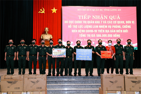 Cục Chính trị Quân khu 7 thăm, tặng quà lực lượng phòng chống dịch trên tuyến biên giới tỉnh Long An
