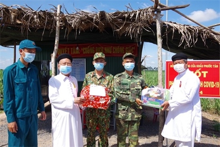 Hội thánh Cao Đài Tây Ninh thăm, tặng quà lực lượng chống dịch trên biên giới Châu Thành