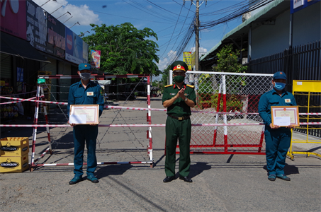 Bộ CHQS tỉnh Bình Dương khen thưởng dân quân trong phòng, chống tội phạm