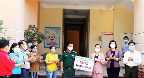 Lãnh đạo tỉnh Bình Phước thăm, tặng quà các chốt phòng, chống dịch Covid-19 huyện Chơn Thành