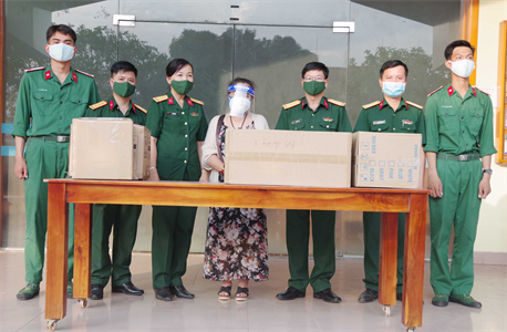Công ty Nhà Gốm Nhật tặng vật tư y tế cho Bộ CHQS tỉnh Bình Thuận