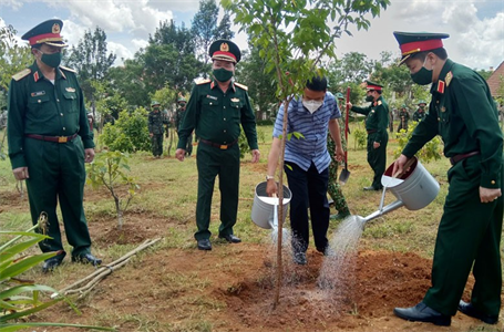 Thành phố Đà Lạt tặng vườn mai anh đào chào mừng 75 năm ngày truyền thống Học viện Lục quân