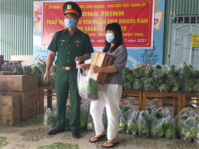 LLVT huyện Long Khánh và Sư đoàn 302 tặng quà cho người dân cách ly phòng, chống dịch