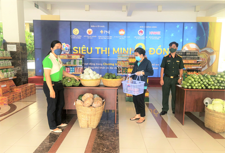 LLVT Quận 8 tổ chức “phiên chợ 0 đồng” giúp dân vượt khó chống dịch