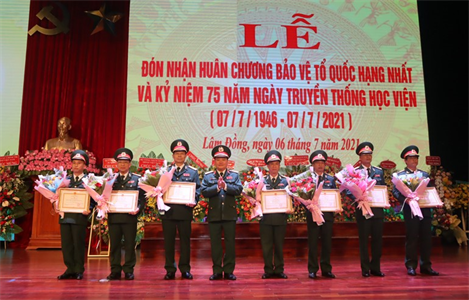 Học viện Lục quân đón nhận Huân chương Bảo vệ Tổ quốc hạng Nhất