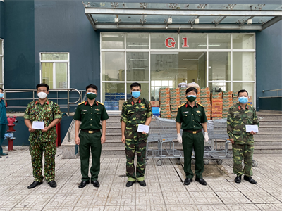 Đảng uỷ, Ban CHQS quận Gò Vấp khen thưởng đột xuất cán bộ, chiến sĩ tại khu cách ly Đại học Quốc gia Thành phố Hồ Chí Minh