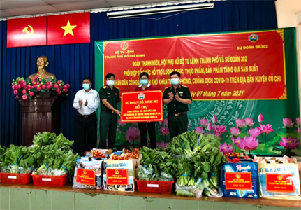Khối quần chúng Sư đoàn 302 phối hợp tặng quà chống dịch Covid-19