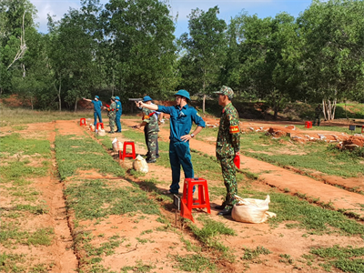 Cán bộ quân sự phường, xã đua tài