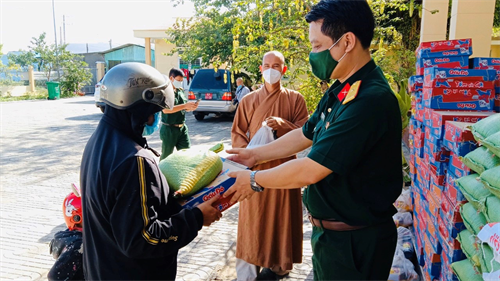 Ban CHQS huyện Châu Đức trao tặng “Món quà yêu thương”