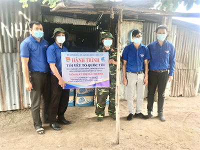 Thăm, tặng quà chốt chống dịch