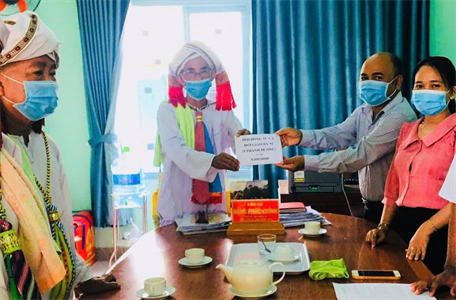 Hội đồng sư cả Hồi giáo Bàni tỉnh Bình Thuận ủng hộ Quỹ vắc xin phòng, chống dịch