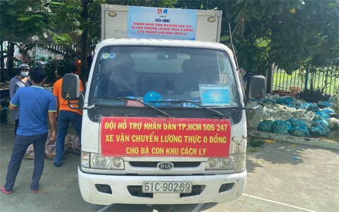 Đội tình nguyện SOS 247 vận chuyển lương thực cho người dân khu cách ly