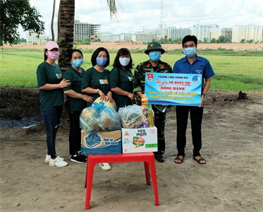 Ban CHQS thị xã Hòa Thành,  tỉnh Tây Ninh thăm, tặng quà chốt chống dịch trên tuyến biên giới