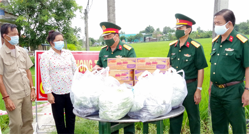LLVT tỉnh Long An thăm, tặng quà người dân khu vực bị phong tỏa và chốt phòng, chống dịch