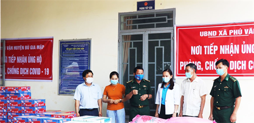 Bộ chỉ huy Bộ đội Biên phòng tỉnh Bình Phước chuyển quà tặng đến người dân trong khu vực phong tỏa tạm thời