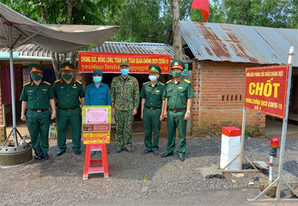 Bộ CHQS tỉnh Tây Ninh: Thăm cán bộ chiến sĩ các chốt chống dịch ở hai huyện Tân Châu, Tân Biên