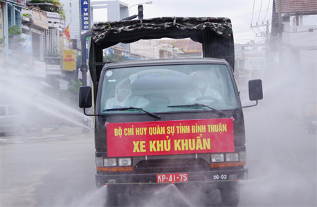 Bộ CHQS tỉnh Bình Thuận phun thuốc khử khuẩn phòng dịch ở La Gi