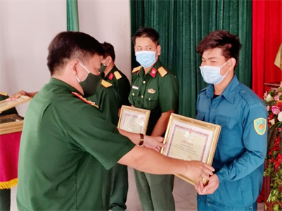 Khen thưởng đột xuất cán bộ, chiến sĩ phòng chống, dịch Covid-19