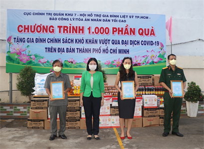 Trao 1.000 phần quà tặng gia đình chính sách trên địa bàn TP.HCM