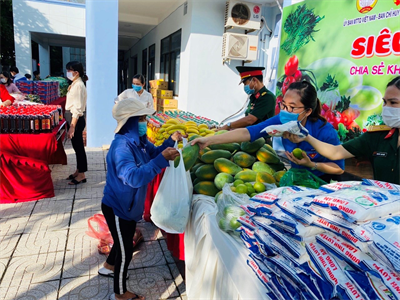 Ấm áp “Siêu thị 0 đồng” trong đại dịch