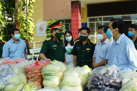 Chính ủy Quân khu tặng quà cho Nhân dân phường 17, quận Gò Vấp