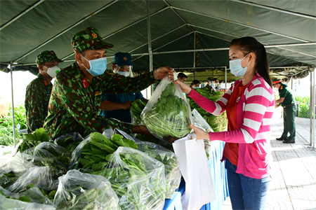 Nghĩa tình LLVT Quân khu 7 giúp dân vượt khó chống dịch Covid-19