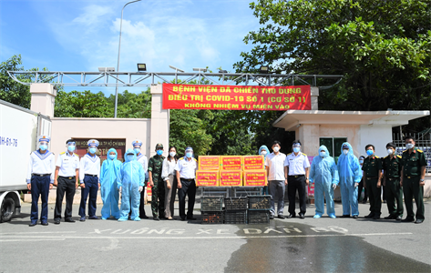 Vùng 2 Hải quân tặng thực phẩm cho Bệnh viện Dã chiến thu dung điều trị Covid số 1