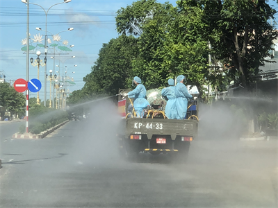 Bộ CHQS tỉnh Tây Ninh phun thuốc khử khuẩn tại huyện Dương Minh Châu