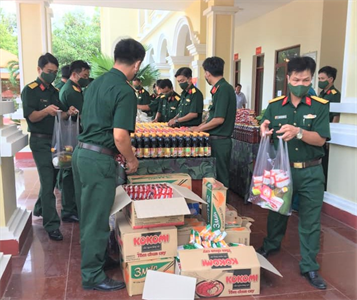 Chuyến xe nghĩa tình của LLVT huyện Tánh Linh