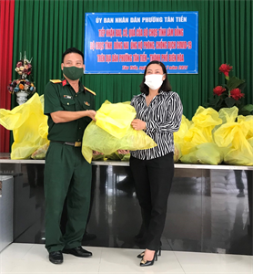 LLVT Đồng Nai tặng thực phẩm hỗ trợ người dân bị phong tỏa tại thành phố Biên Hòa