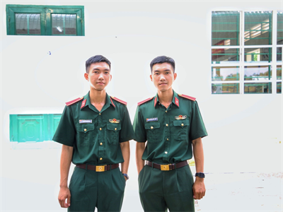 Hai anh em sinh đôi mong được về quê hương cống hiến sức trẻ