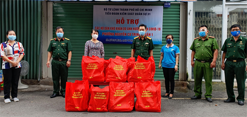 Tiểu đoàn Kiểm soát Quân sự 31 tặng quà người dân khu vực phong tỏa