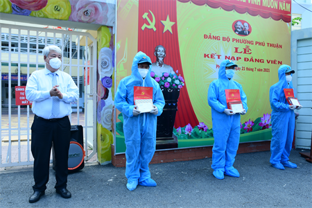 Quận 7 kết nạp Đảng cho 11 dân quân làm nhiệm vụ phòng, chống dịch