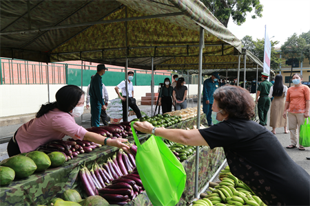 Bộ Chỉ huy Quân sự tỉnh Lâm Đông hỗ trợ sản phẩm tăng gia phòng chống Covid-19