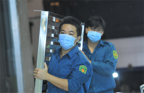 Chiến sĩ “sao vuông” xuyên đêm chuẩn bị bệnh viện dã chiến