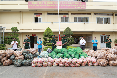 Cục Chính trị Quân khu 7 hỗ trợ rau củ quả giúp đỡ người dân chống dịch