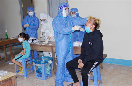 Bộ CHQS tỉnh Bình Thuận phun thuốc khử khuẩn phòng dịch ở La Gi lần 2