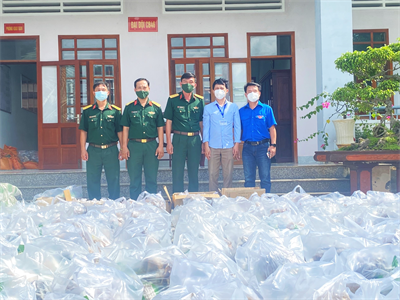 Trung đoàn Minh Đạm giúp dân vượt khó chống dịch