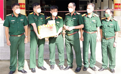 Bộ Tư lệnh Thành phố Hồ Chí Minh thăm, tặng quà Bệnh viện Dã chiến truyền nhiễm số 5A