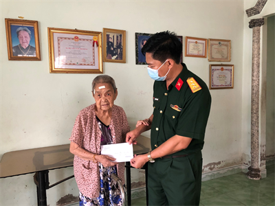 Bộ CHQS tỉnh Đồng Nai thăm, tặng quà gia đình chính sách tại huyện Long Thành
