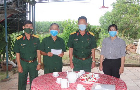 Trường bắn Quốc gia Khu vực 3 thăm, tặng quà gia đình chính sách