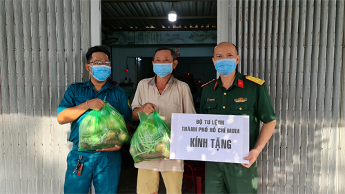 LLVT Quận 5 tặng quà giúp dân vượt khó chống dịch
