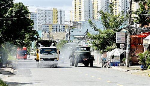 LLVT Quận 8 phun khử khuẩn trên địa bàn