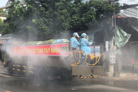 BỘ CHQS tỉnh Tây Ninh phun thuốc khử khuẩn 2 huyện Châu Thành và Gò Dầu