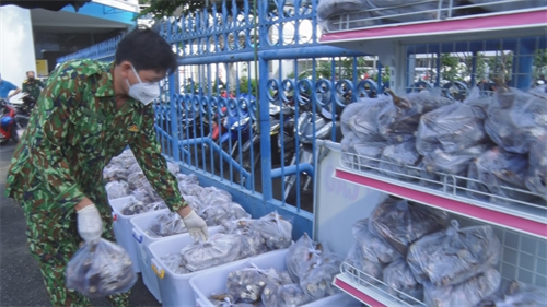Trung tâm Thể dục thể thao quốc phòng 2 tặng nông sản cho người dân