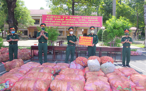 LLVT Quân khu 7 phối hợp tặng quà giúp Nhân dân tỉnh Bình Dương vượt khó chống dịch