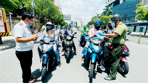 Phạt nghiêm người ra đường không thật sự cần thiết