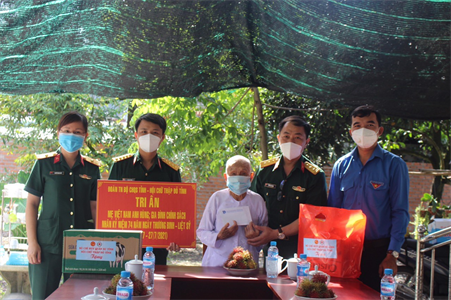 Đoàn thanh niên Bộ CHQS tỉnh Bình Dương tri ân Mẹ Việt Nam anh hùng, gia đình chính sách