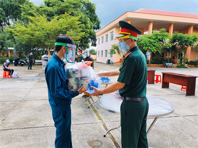 Ban CHQS huyện Đất Đỏ trao tặng “Món quà yêu thương” cho công dân cách ly